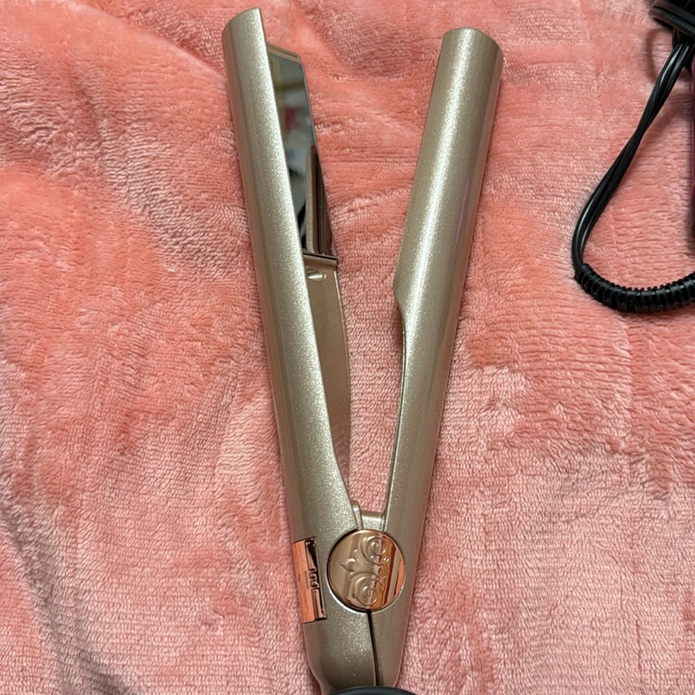 Angled Straightener for Curling